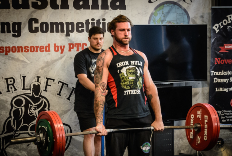 Athlète de powerlifting qui fait un deadlift sans équipement